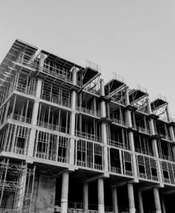 Edifício residencial em construção — desistência de imóvel na planta