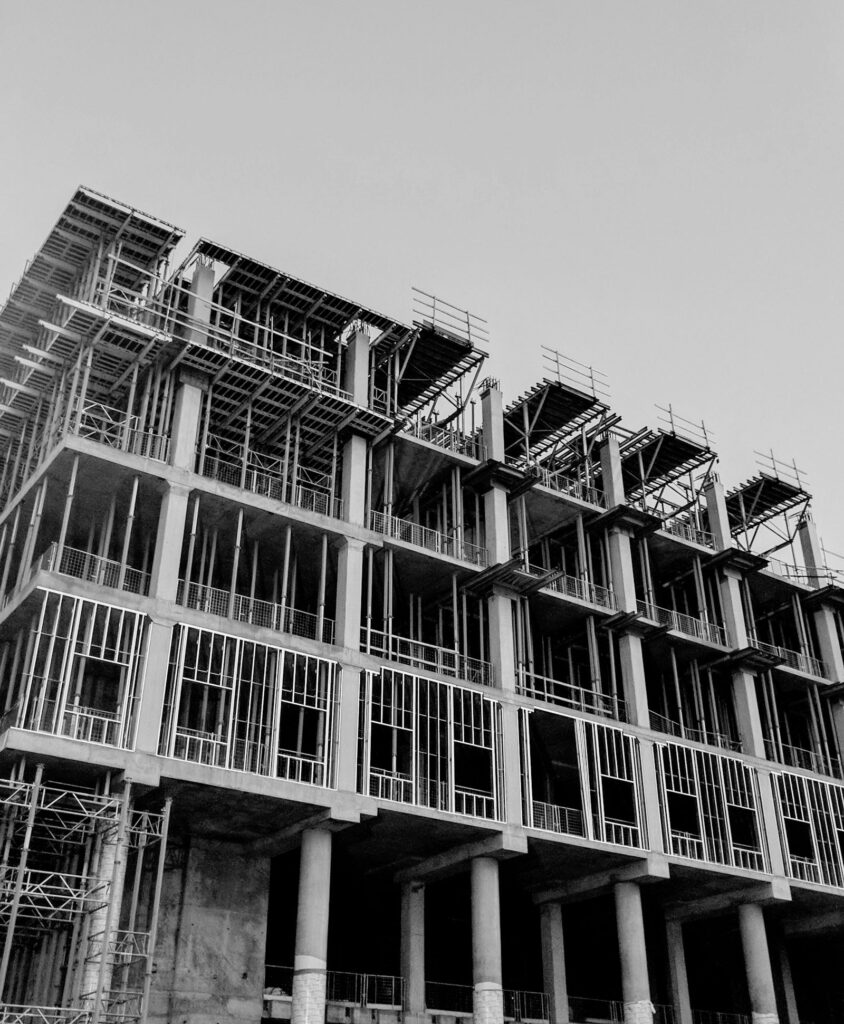 Edifício residencial em construção — desistência de imóvel na planta