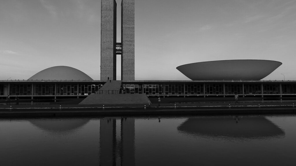 Congresso Nacional em Brasilia em preto e branco, ilustrando decisao do TRE-DF sobre propaganda eleitoral antecipada negativa