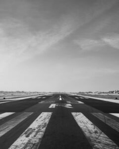 Avião de pequeno porte na pista — sanções na aviação civil