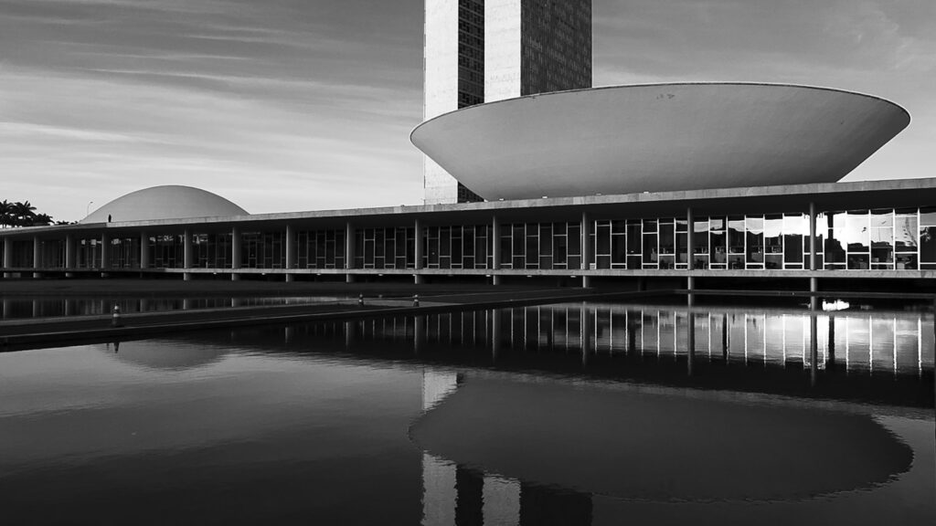 Fachada de predio publico em Brasilia em preto e branco, ilustrando prazo de opcao pelo Simples Nacional