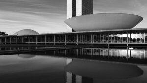Fachada de predio publico em Brasilia em preto e branco, ilustrando prazo de opcao pelo Simples Nacional